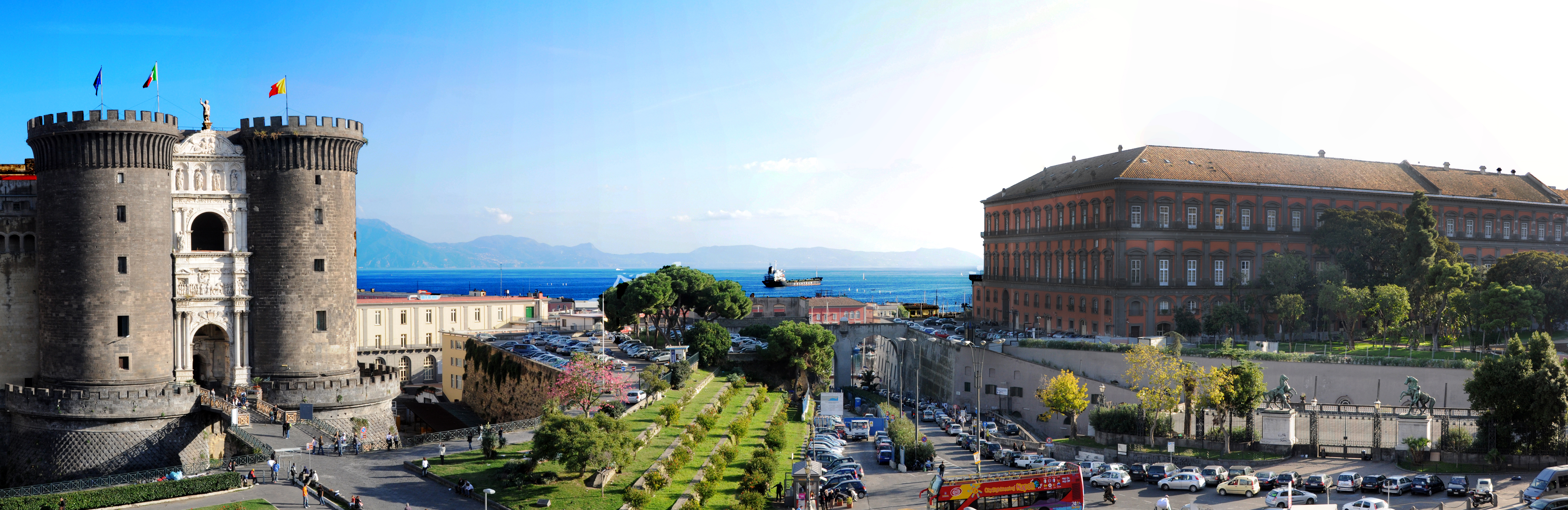 Vista dallo studio: il Maschio Angioino, Piazza Municipio e il Palazzo Reale