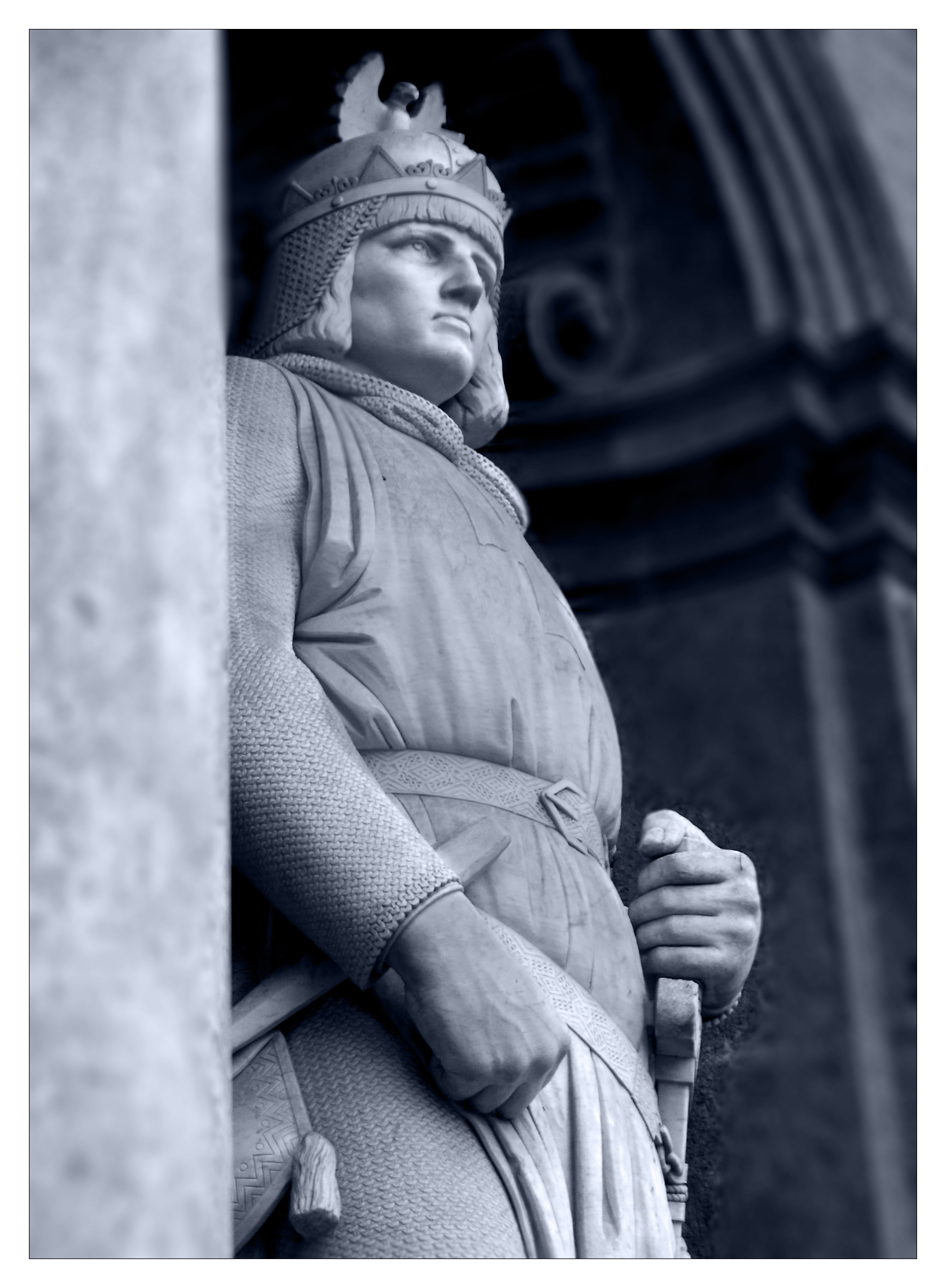 Statua di Federico II, Palazzo Reale di Napoli